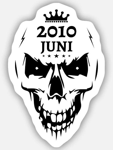 Juni 2010 Totenkopf - Sticker Größe S (10 x 10 cm) - Mattweiß