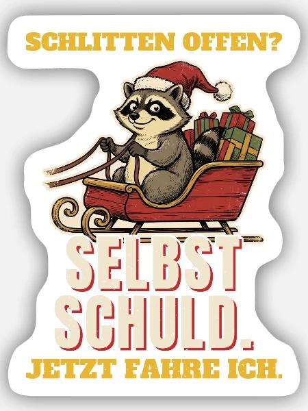 Waschbär im Schlitten: Selbst schuld - Sticker Größe S (10 x 10 cm) - Mattweiß