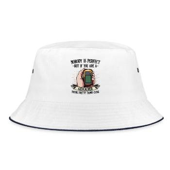Nobody Is Perfect Geocaching Geocacher Geschenk - Bucket Hat - Weiß/Navy - Vorne