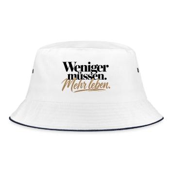 Weniger müssen Mehr leben – Statement Design - Bucket Hat - Weiß/Navy - Vorne