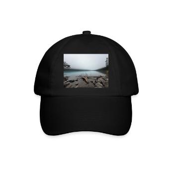 Nebliger Bergsee Waldlandschaft - Baseballkappe - Schwarz/Schwarz - Vorne