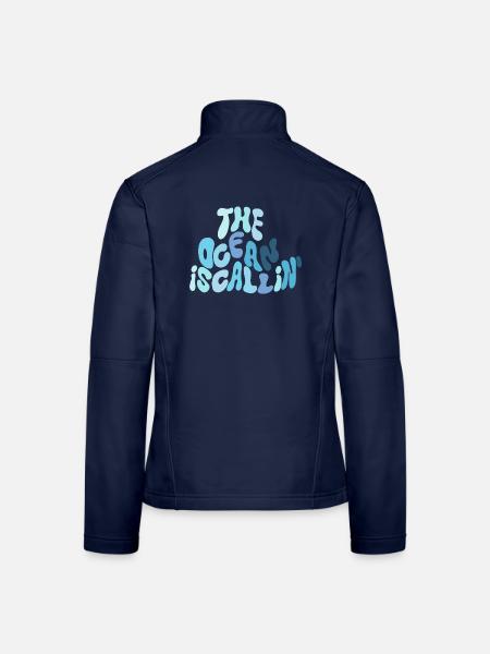 Der Ozean ruft – Wellen-Typografie in Blau - Frauen Softshelljacke - Navy - Hinten