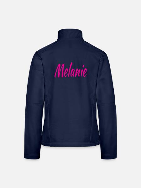 Melanie Schrift Neon Pink auf Schwarz - Frauen Softshelljacke - Navy - Hinten