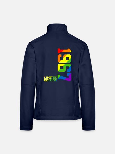 FIERTÉ DU 59E ANNIVERSAIRE QUEER ARC-EN-CIEL 1967 - Veste en tissu softshell Femme - bleu marine - Dos