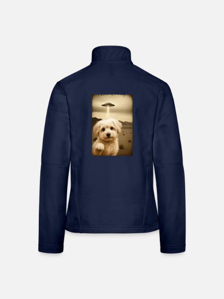 Maltipoo trifft UFO – Retro Alien Style - Frauen Softshelljacke - Navy - Hinten