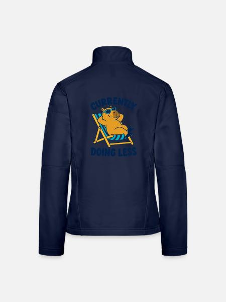  Currently Doing Less Capybara Entspannung Am - Frauen Softshelljacke - Navy - Hinten