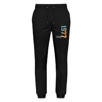 49. GEBURTSTAG LIMITED EDITION 1977 - Stanley/Stella Unisex Bio Jogginghose Mover  - Schwarz - Vorne - Marisol (170cm) & Nik (191cm)