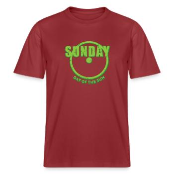 Sunday Sonntag Wochentage Tag Sonne grün used look -  RELAXED FIT Unisex Organic T-Shirt - Erdrot - Vorne - Alina (178cm) & Michal (187cm)