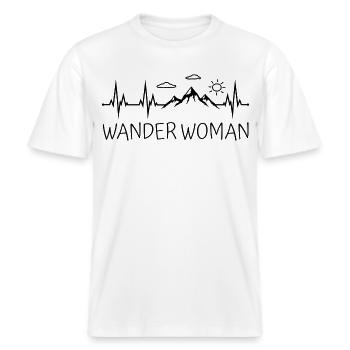 Wander Woman Wandern Berge Herzschlag Wanderwoman -  RELAXED FIT Unisex Organic T-Shirt - Weiß - Vorne - Alina (178cm) & Michal (187cm)