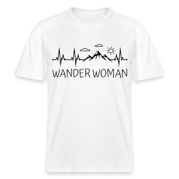 Wander Woman Wandern Berge Herzschlag Wanderwoman -  RELAXED FIT Unisex Organic T-Shirt - Weiß - Vorne - Alina (178cm) & Michal (187cm)