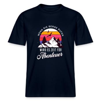 Wenn die Berge rufen wird es Zeit für Abenteuer -  RELAXED FIT Unisex Organic T-Shirt - Navy - Vorne - Alina (178cm) & Michal (187cm)