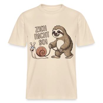 Zieh nicht so - Schnecke und Faultier -  RELAXED FIT Unisex Organic T-Shirt - Natur - Vorne - Alina (178cm) & Michal (187cm)