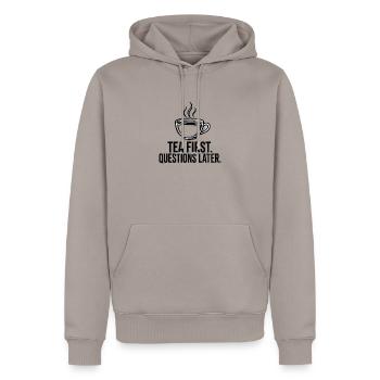 Erst Tee. Fragen später. T-Shirt — Funny Britis - Männer Premium Bio Hoodie - Taupe - Vorne - Nico (187cm)