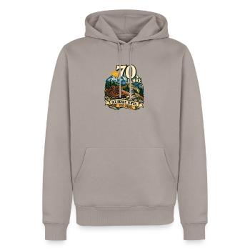 70 Jahre Berge rufen – Ich gehe - Männer Premium Bio Hoodie - Taupe - Vorne - Nico (187cm)