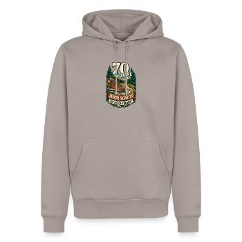 70 Jahre Jeder Schritt Freiheit - Männer Premium Bio Hoodie - Taupe - Vorne - Nico (187cm)
