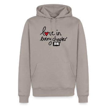 Love in Every Chapter – Design für Bücherliebe - Männer Premium Bio Hoodie - Taupe - Vorne - Nico (187cm)
