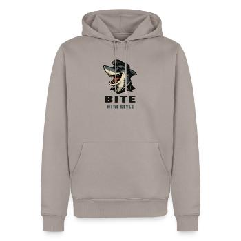 Cooler Hai im Rockabillylook mit Bite with Style - Männer Premium Bio Hoodie - Taupe - Vorne - Nico (187cm)