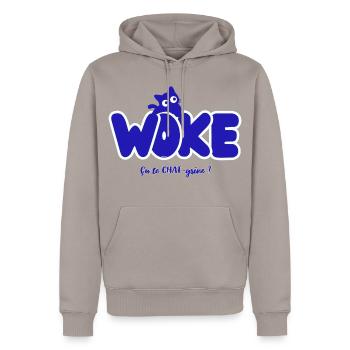 Woke – Macht es dich CHAT-grine? | Politischer Humor - Männer Premium Bio Hoodie - Taupe - Vorne - Nico (187cm)
