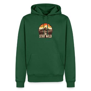 Stay Wild – Bergabenteuer-Abzeichen - Männer Premium Bio Hoodie - Flaschengrün - Vorne - Nico (187cm)