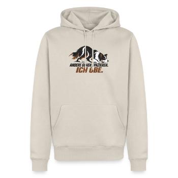Border Collie - ANDERE GEHEN SPAZIEREN. ICH ÜBE. - Männer Premium Bio Hoodie - Beige - Vorne - Thijin (182cm)