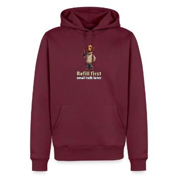 Refill First, Small Talk Later – Kaffee-Dackel - Männer Premium Bio Hoodie - Burgunderrot - Vorne - Nico (187cm)