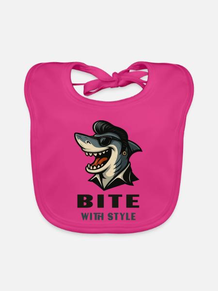Cooler Hai im Rockabillylook mit Bite with Style - Baby Bio-Lätzchen - Fuchsia - Vorne