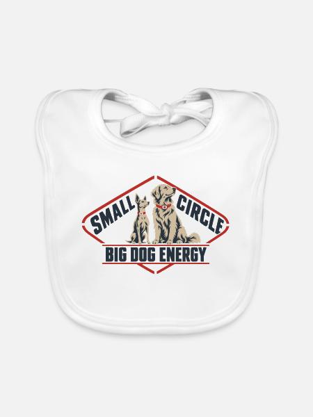 Small Circle Big Dog Energy lustiges Hundezitat - Baby Bio-Lätzchen - Weiß