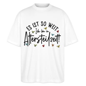 Es ist so weit Ich bin in Altersteilzeit - Stanley/Stella Oversized Unisex Bio T-Shirt Blaster 2.0 - Weiß - Vorne - Alina (178cm) & Michal (187cm)