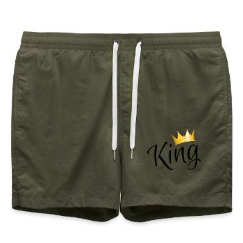 King mit Krone - Partnerlook für Paare - Badeshorts - Olive - Vorne - AI Model Male 185 light (185cm)