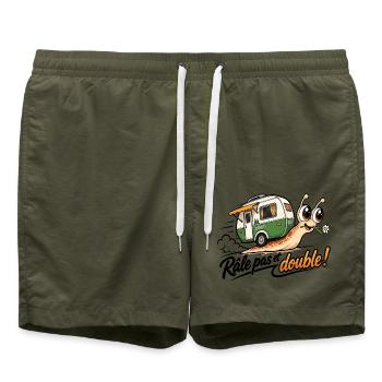 Wohnmobil-Humor-Aufkleber – Pas und doppeltes Beschwerden! - Badeshorts - Olive - Vorne - AI Model Male 185 light (185cm)