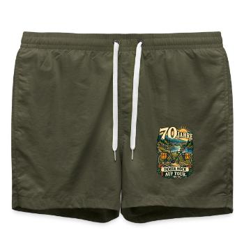 70 Jahre Auf Tour Fahrraddesign - Badeshorts - Olive - Vorne - AI Model Male 185 light (185cm)