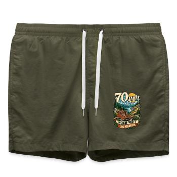 70 Jahre Noch weit zu gehen - Badeshorts - Olive - Vorne - AI Model Male 185 light (185cm)
