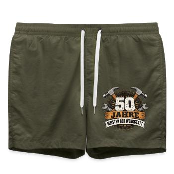 50 JAHRE MEISTER DER WERKSTATT Heimwerker - Badeshorts - Olive - Vorne - AI Model Male 185 light (185cm)