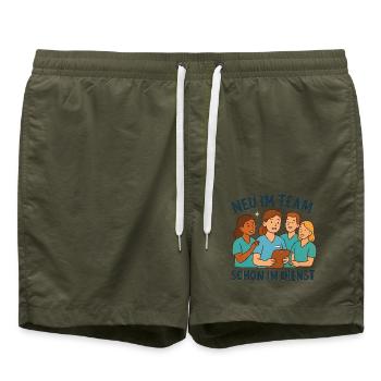 Neue Pflegefachkraft Geschenk zum Teamstart - Badeshorts - Olive - Vorne - AI Model Male 185 light (185cm)