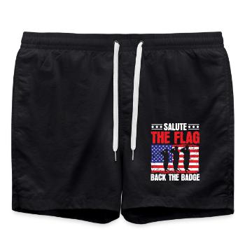 Salute The Flag Back The Badge USA Flagge Polizei - Badeshorts - Schwarz - Vorne - AI Model Male 185 light (185cm)
