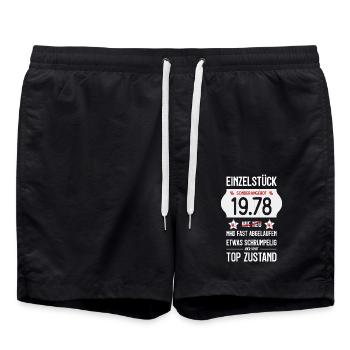 48. GEBURTSTAG 1978 EINZELSTÜCK PREISSCHILD - Badeshorts - Schwarz - Vorne - AI Model Male 185 light (185cm)