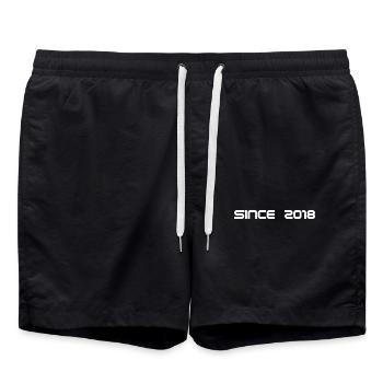 Seit 2018 – Monochrome Typo Shirt - Badeshorts - Schwarz - Vorne - AI Model Male 185 light (185cm)