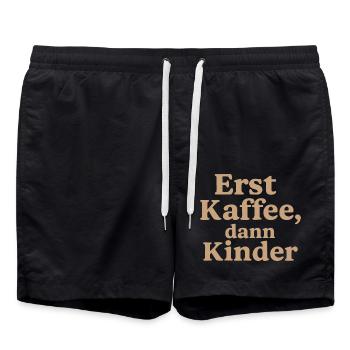 Erst Kaffee, DannKinder (milchkaffee) - Badeshorts - Schwarz - Vorne - AI Model Male 185 light (185cm)