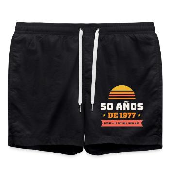 50 Jahre 1977 - Badeshorts - Schwarz - Vorne - AI Model Male 185 light (185cm)