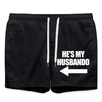 Er ist mein Husbando Anime Manga Partnerpaar - Badeshorts - Schwarz - Vorne - AI Model Male 185 light (185cm)
