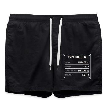 Baujahr 1977 Typenschild - Badeshorts - Schwarz - Vorne - AI Model Male 185 light (185cm)