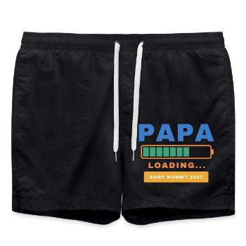 Papa Loading – Baby kommt 2027 - Badeshorts - Schwarz - Vorne - AI Model Male 185 light (185cm)