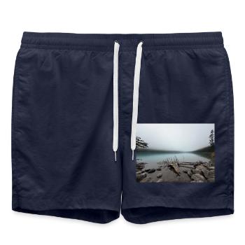 Nebliger Bergsee Waldlandschaft - Badeshorts - French Navy - Vorne - AI Model Male 185 light (185cm)