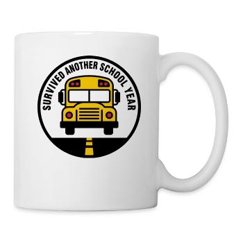 Überlebte ein weiteres Schuljahr – Lehrerbusabzeichen - Tasse - Weiß - Rechts