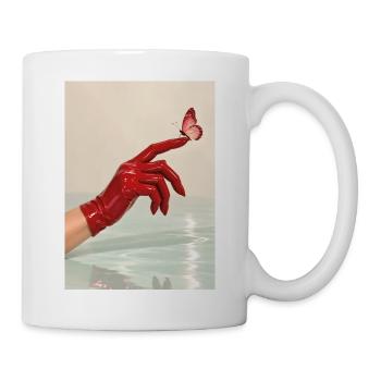Roter Schmetterling auf eleganter Latexhand - Tasse - Weiß - Rechts