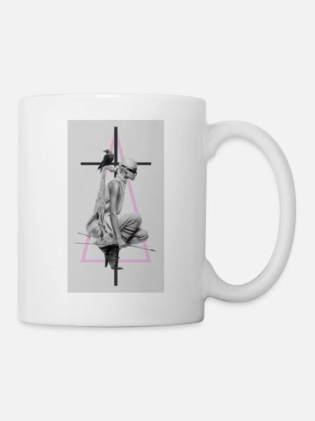 Modecollage mit Rabe und Dreieck - Tasse - Weiß