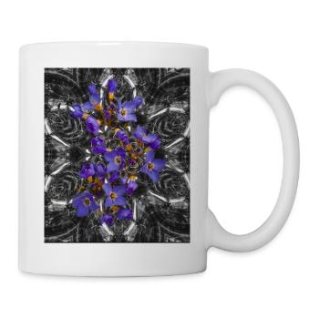 Lila Blumen im Schwarz weißem Hintergrund - Tasse - Weiß - Rechts