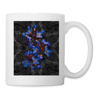 Blaue Blüten im schwarz grauem Hintergrund - Tasse - Weiß - Rechts