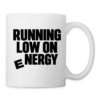 Energie geht zur Neige – lustiger fallender Brief - Tasse - Weiß - Rechts
