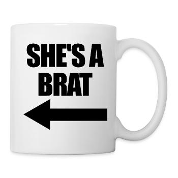 Sie ist ein verzogenes Gör – Lustiges Partner-Outf - Tasse - Weiß - Rechts